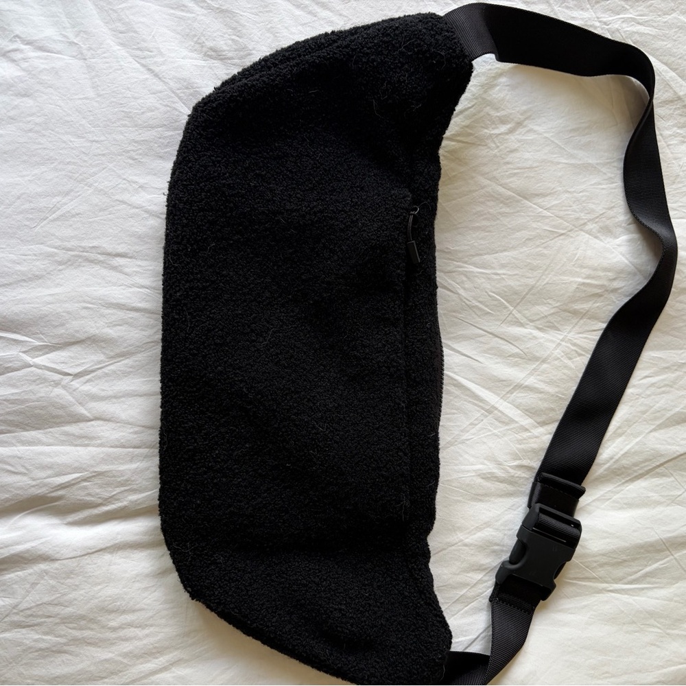 Lululemon Black Fleece Crossbody Sling Bag - Picture 2 of 4